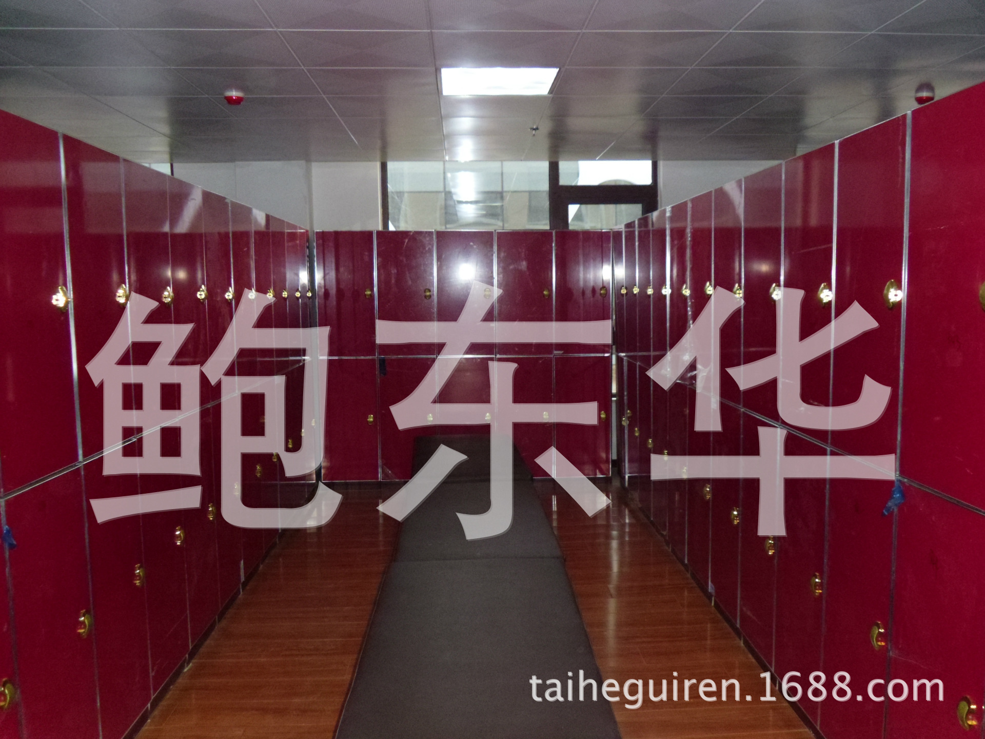 厂家直销浴室更衣柜以及更衣柜门板,门板款式多样,可以根据客户要求设计制做,柜体尺寸规格也可按照客户需要订做.可提供上门安装服务。 详情请咨询 186 6093 1768 186 6932 5636 鲍东华 QQ85551285 部分案例:1 ,山东郓城清水湾浴场 2,山东文登汤伯温泉度假村 3,江苏淮安 涟州浴场 4,江苏淮安小南国浴场 5,江苏宿迁月亮湾洗浴中心 6,河北邢台温心浴池 7,山东胶州丰泉洗浴 如今,大美临沂已经颠覆了人们对革命老区的旧印象,这里坐拥全国最大的市场集群和发达的物流网络,被誉为