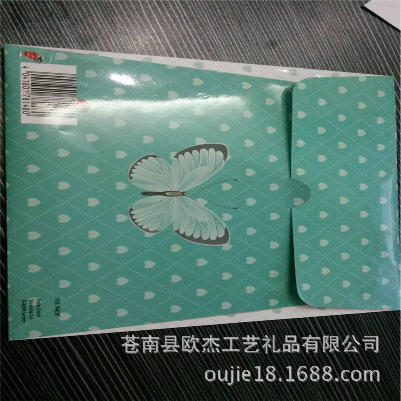 苍南县欧杰工艺礼品有限公司坐落在中国印刷城---中国温州(龙港)是一家以生产红包(利是封)、信封、档案袋、台历、挂历、撕历、笔记本、线圈本、纸袋、纸盒、吊牌、各类卡片、节日贺卡、及后期加工的专业性机构,公司占地面积2000余平方米,现有员工50多人;几年来我们在和客户的交往互动中建立了良好的伙伴关系,客户的信任是对我们工作的肯定,客户的鼓励是我们前行的动力! 我们的团队是一个年轻而富有闯劲的团队,高素质的营销队伍,真诚的为您服务,我们一直坚持以顾客为中心,以满足客户需求为方向,以向客户提供满意的产品和服务