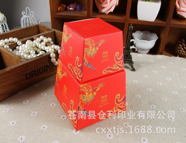 丽恒喜庆礼品包装有限公司:是以设计、制作、印刷及印后加工为一体的专业公司、拥有海德堡四色彩印机等先进的设备、优秀的人才队伍、科学的管理、完善的配套设施、封闭式的生产管理以及多渠道的沟通平台,公司一直尽力于高品质、低价格的市场优势,以快捷周到的服务,用真诚的心与客户沟通,赢得了广大客户的认可、为公司的持续发展提供了有力保障。本公司是一家专业生产批发和销售中高低档、平板喜糖盒、婚庆喜糖盒、礼品盒、喜糖盒拎袋、欧式喜糖盒,请柬、为一体的公司、分公司座落于中国国际小商品城-义乌、拥有2000多平方米的仓库和500