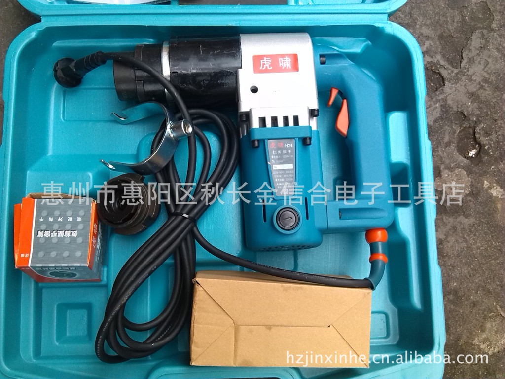 电动扳手就是以电源或电池为动力的扳手,是一种拧紧和旋松螺栓及螺母的工具。主要分为冲击扳手、扭剪扳手、定扭矩扳手、转角扳手、角向扳手、液压扳手、扭力扳手、充电式电动扳手。 电动扳手主要应用于钢结构安装行业,专门安装钢结构高强螺栓,高强度螺栓是用来连接钢结构接点的,通常是用螺栓群的方式出现。 高强螺栓可分为扭剪型和大六角型两种,国标扭剪型高强螺栓为M16、M20、M22、M24四种,现在也有非国标的M27、M30两种;国标大六角高强螺栓为M16、M20、M22、M24、M27、M30等几种。 一般的对于高强螺