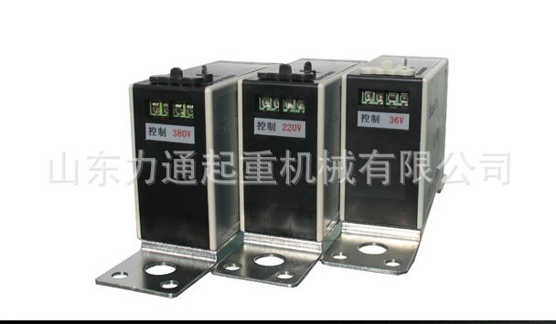 一、产品概述 ZJ-KO型起重机防碰撞装置,是用于防止轨道起重机互相碰撞的新一代限位装置。其工作原理是基于单片机的激光测距系统,该系统设计了一套激光波束检测系统。其主要由主控制器模块、激光波发射/接收模块组成。该装置是由+5V和+12V两种稳压电源提供驱动,利用激光在空气中传播遇障碍物反射的原理,以激光发射/接收一体模块组为接口部件,应用单片机技术计算激光波束在空气中传播的时间(激光波的速度为声速)并处理成相应的距离,然后再通过实测的距离与设定刹车距离进行比较,达到设定值后,及时刹车,避免了行车之间的相互