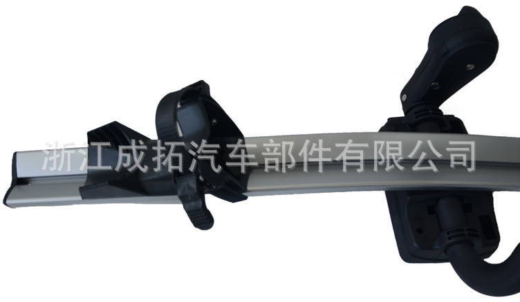 产品由铝合金制成,外形设计符合空气动力学原理,融合现代化的汽车时尚设计理念。与众不同的超宽搭载架可以保证一个大帐蓬,备用油箱或备胎等野营装备的安全运输。 安装须知: 1.该产品必须安装在两条横向金属杆上(车顶支架),且您能够确认这两条杆能够承载足够的重量 2.如果你的车顶已经有两条横向杆(注意是横向,不是纵向),则可以直接将该产品安装在车顶。 3.