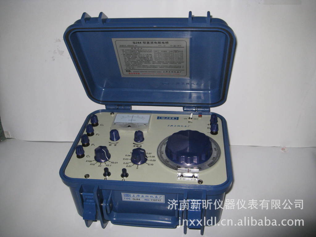 特点 QJ44型直流双臂电桥是采用凯尔文电桥线路设计的携带式直流电阻电桥。产品内附指零仪和可装工作电源的电池盒,适宜工矿企业,实验室及室外现场对直流低电阻作精确测量。如:测量金属导电率,电机,变压器绕组的直流电阻,电刷,开关的接触电阻以及作升温实验等。 技术指标 总有效量程:10u-11.
