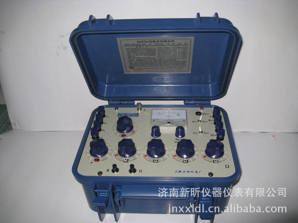 特点 QJ44型直流双臂电桥是采用凯尔文电桥线路设计的携带式直流电阻电桥。产品内附指零仪和可装工作电源的电池盒,适宜工矿企业,实验室及室外现场对直流低电阻作精确测量。如:测量金属导电率,电机,变压器绕组的直流电阻,电刷,开关的接触电阻以及作升温实验等。 技术指标 总有效量程:10u-11.