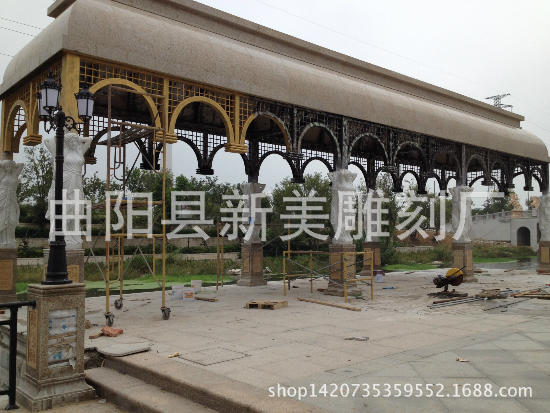 ------石凉亭带来自然美----- 石雕亭子,隐含的意思就是停,停下来休闲休息。在当今社会快节奏的生活当中,这一种停,显得难能可贵。每每看到各个公园和小区的中石雕亭子时,一种惬意感,油然而生。石雕亭子带给人们的这种安逸是挖掘人们内心最深处的那份自然的向往。当代的生活中,人们很难停下奔波的步伐,为了各种目标奔波劳碌,身体也在各种高压下开始步入亚健康状态,缺乏休息和锻炼的人们,现在更加的需要一份享受自然,欢乐于自然的一种情调。