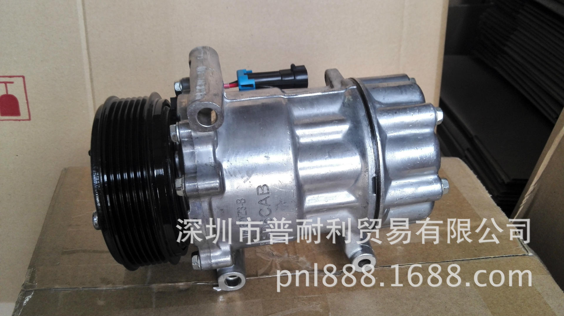 1、空调制冷系统电磁离合器为什么不能吸合?》》 一辆丰田汽车,起动发动机,接通空调制冷系统,车内无冷风,查看电磁离合器,未吸合,压缩机不工作。 原因及分析 检查发动机右侧熔断器,发现熔片塑料部分已熔化,说明熔片在未烧断之前已经出现长时间的过热。将熔片取下接上直流电流表,发现压缩机工作时放电电流过大。而去掉压缩机的电路时,放电电流明显减小,说明故障在压缩机电磁离合器上,可能是线圈形成短路过热所致,检查线圈的电阻值,与标准阻值3.