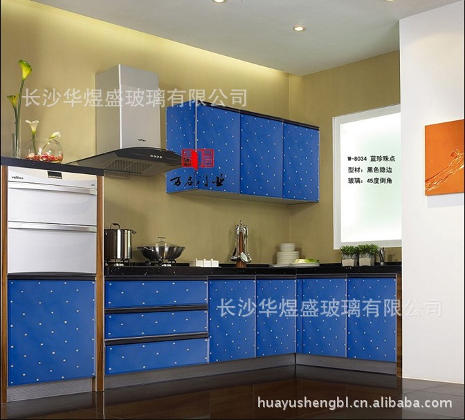 本款产品是用汽车油漆珠光宝石蓝铺底色 光泽靓丽,高档 表面用特殊工艺人工点缀珍珠点 尽显高贵与独一无二,边框更是选用黑色拉丝隐框铝材 玻璃四周磨45倒角,增强了产品的立体感,使产品的整体感尽显高贵与靓丽 ...........................................................