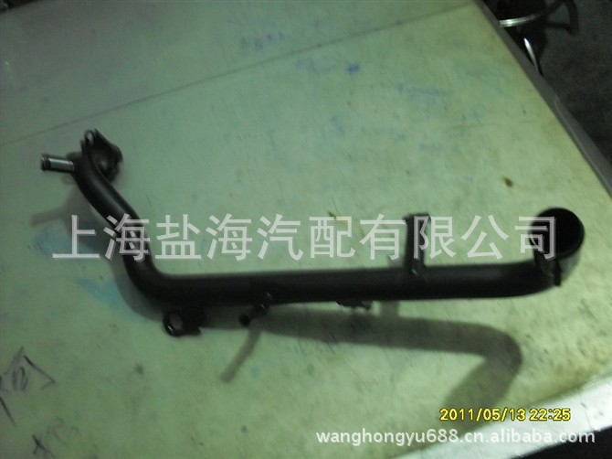 该水管适用于上海大众帕萨特B52.0、帕萨特领驭2.0、帕萨特新领域2.0排量的车型,它装置在从水箱上水管出来的另一个接头连接,配件编号为06B 121 071 B ,由于技术有限上传图片看的不是很清楚,但绝对保证现实中的产品为上海大众原厂配件,欢迎广大新老客户来电咨询洽谈。另外本公司现有大量帕萨特系列的全车所有水管及零配件,如有需要购买疑难配件请来电咨询,由于产品数量种类繁多,在此不能一一上传,如有需要请来电咨询我们将竭诚为你服务。另外在发货前由于到全国各地的起步价不同,所以无法估算运费的价格是多少,故