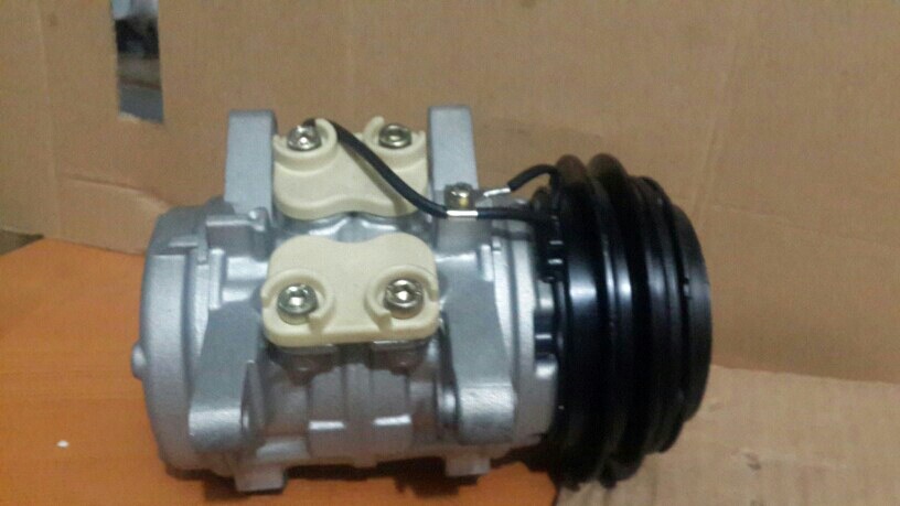 1、空调制冷系统电磁离合器为什么不能吸合?》》 一辆丰田汽车,起动发动机,接通空调制冷系统,车内无冷风,查看电磁离合器,未吸合,压缩机不工作。 原因及分析 检查发动机右侧熔断器,发现熔片塑料部分已熔化,说明熔片在未烧断之前已经出现长时间的过热。将熔片取下接上直流电流表,发现压缩机工作时放电电流过大。而去掉压缩机的电路时,放电电流明显减小,说明故障在压缩机电磁离合器上,可能是线圈形成短路过热所致,检查线圈的电阻值,与标准阻值3.