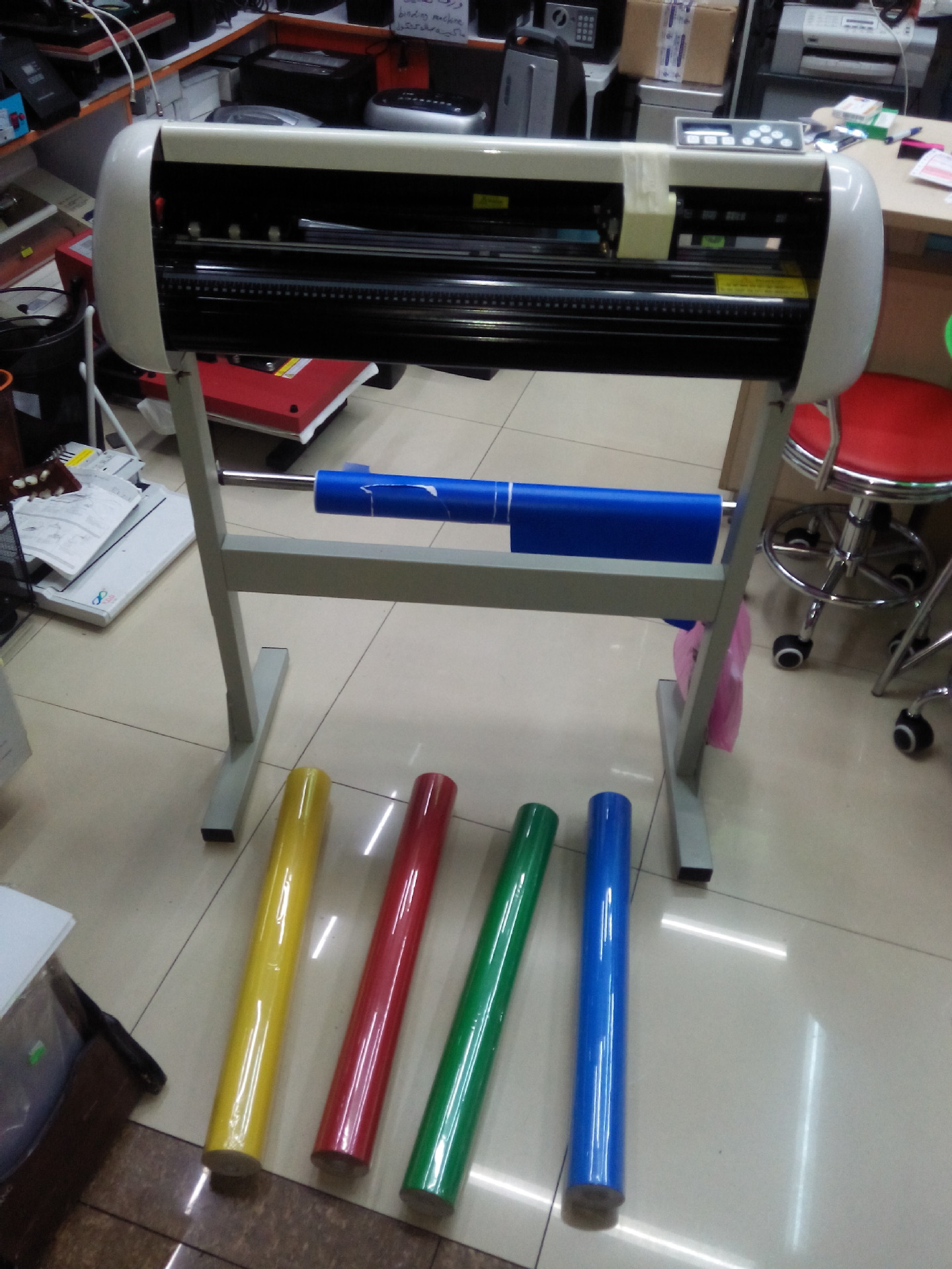 应用范围: 1、电脑刻字机可用在目前市场最流行的墙贴行业,刻各种各样的花、草、动物、树枝、藤枝,开关贴等等图案。 2、条幅印制行业用来刻转印纸、丝网版等。 3、服装加工行业用来做绘图的输出设备,可以代替绘图仪。 4、喷砂雕刻行业用来刻喷砂专用膜等。本产品适用于广告制作、灯箱制作、编织袋印刷、刻反光膜、CAD出简图、刻3M反光膜、手机美容贴、车贴、及时贴、刻防尘布、条幅制作、展版制作、玻璃喷沙等等,主要刻的材料是有机的材料,最好是软的双层的,厚度不超过0.