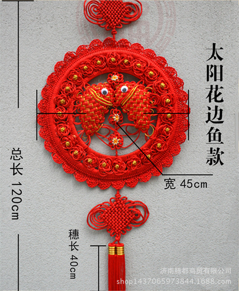 中国结由于年代久远,其历史贯穿于人类史始终,漫长的文化积淀使得中国结渗透着中华民族特有的,纯粹的文化精髓,富含丰富的文化底蕴。绳与神谐音,中国文化在形成阶段,曾经崇拜过绳子。据文字记载:女娲引绳在泥中,举以为人。又因绳像蟠曲的蛇龙,中国人是龙的传人,龙神的形象,在史前时代,是用绳结的变化来体现的。结字也是一个表示力量、和谐,充满情感的字眼,无论是结合、结交、结缘、团结、结果,还是结发夫妻,永结同心,结给人都是一种团圆、亲密、温馨的美感结与吉谐音,吉有着丰富多彩的内容,福、禄、