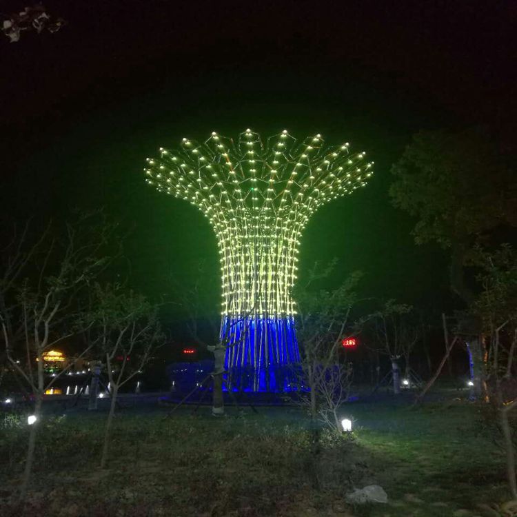 在国内首开先河的解决了城市亮化美化中白天景观效果与夜晚灯光效果不能兼顾的问题。灯光雕塑自面世以来,在国内城市景观建设上做出了突出的成绩,成为了城市环境建设中的重要元素,有的灯光雕塑已经作为标志性建筑出现在城市的宣传片中,有的甚至成为城市发展旅游的新景点。南昌市青山湖畔高达138米的巨型温度计,作为全世界最大的温度计,集实用功能性、景观性为一体,已经成为南昌这座历史文化名城新的亮点,为南昌发展红色旅游增添了新的活力。